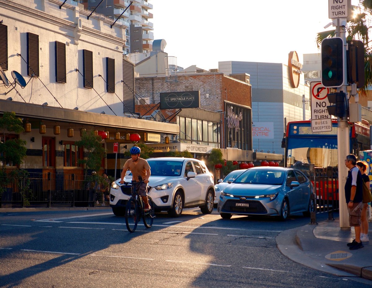 西藏吉隆泥石流灾害现场，救援人员正在开展救援工作